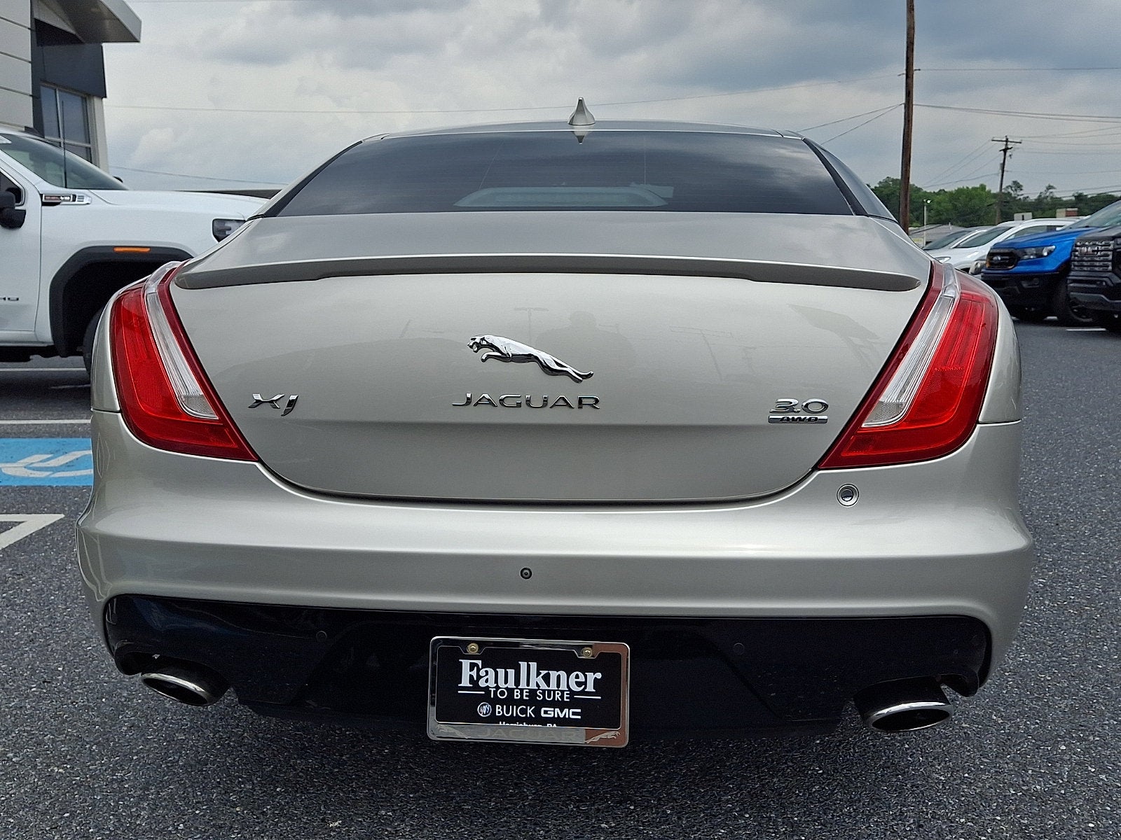 2016 Jaguar XJ — detail view