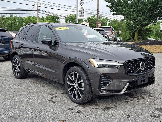 2024 Volvo XC60 B5 AWD Plus Dark Theme in Platinum Gray Metallic — front three-quarter view