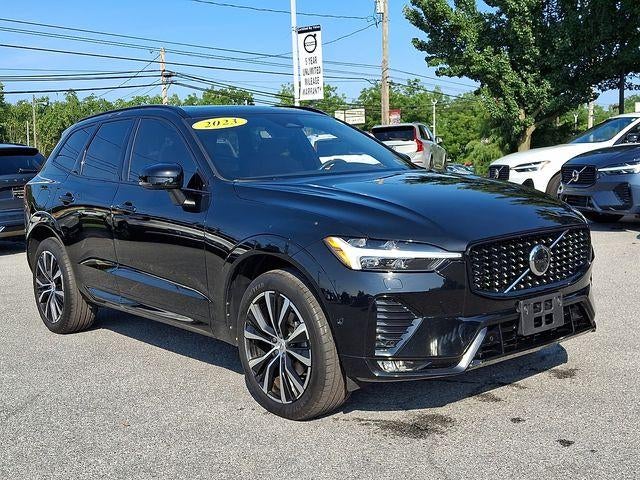 2023 Volvo XC60 B5 AWD Plus Dark Theme in Black Stone — front three-quarter view