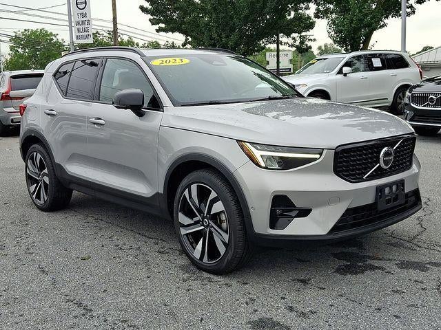 2023 Volvo XC40 B5 AWD Plus Dark Theme in Silver Dawn Metallic — front three-quarter view