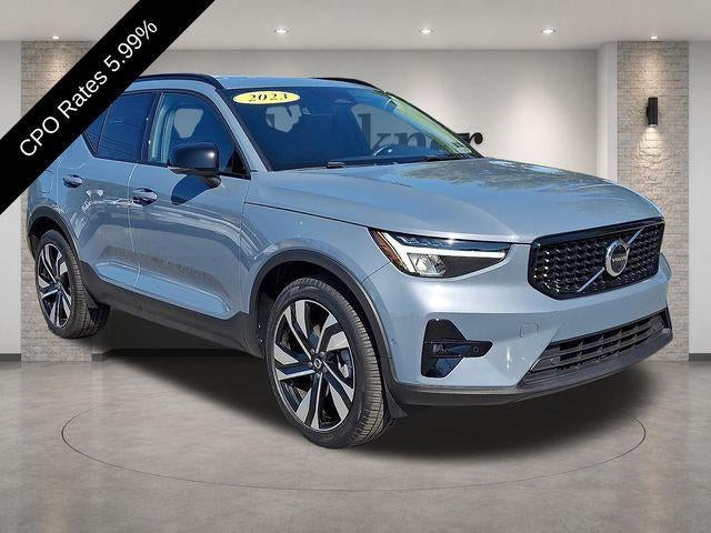 2023 Volvo XC40 B5 AWD Ultimate Dark Theme in Thunder Gray Metallic — front three-quarter view
