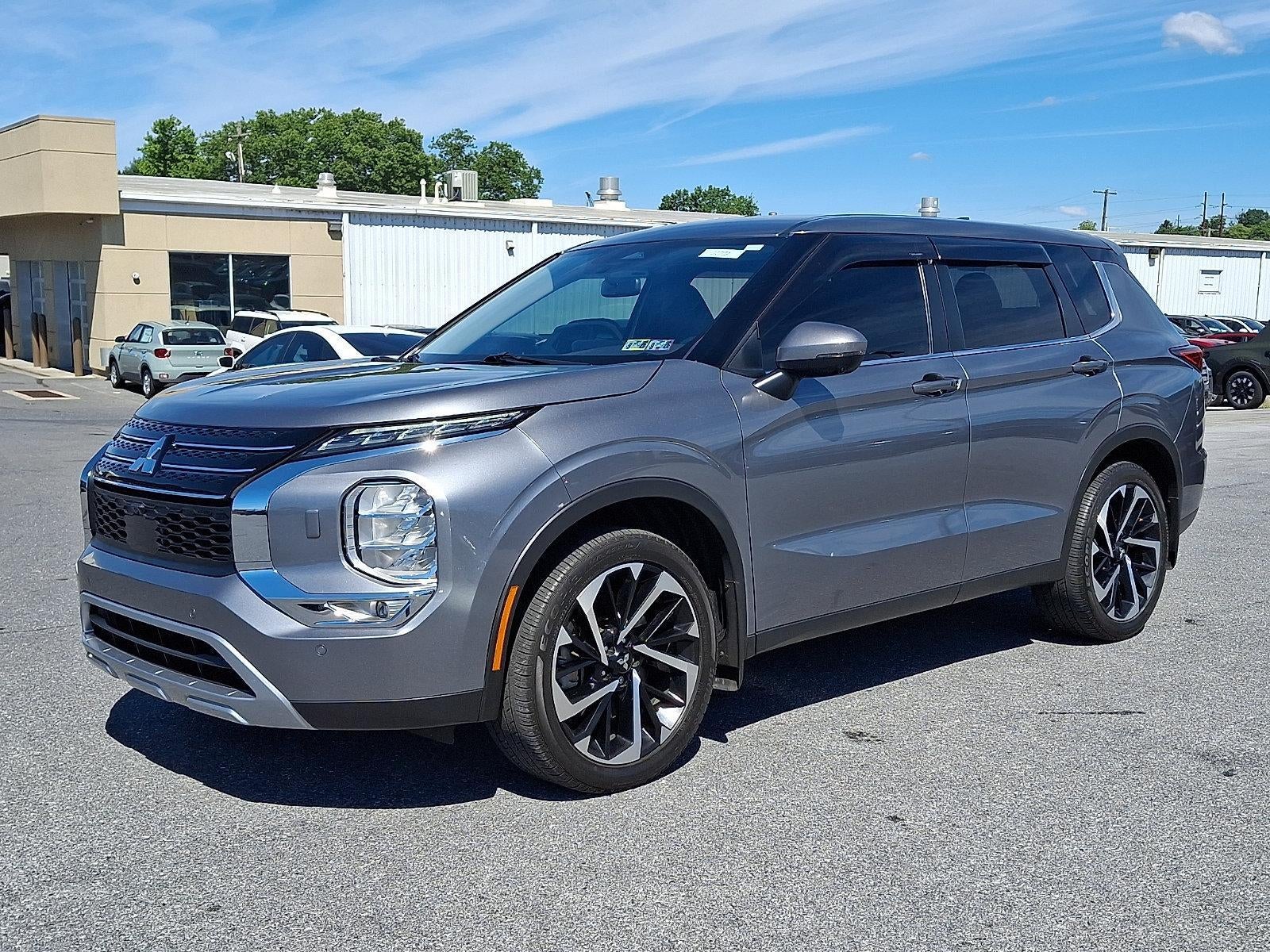 2024 Mitsubishi Outlander SE in Mercury Gray Metallic — front three-quarter view
